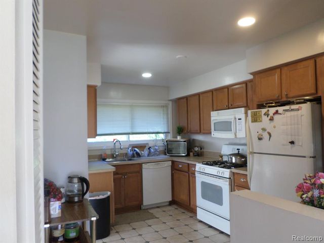 8386 N Colonial Street, Dearborn Heights, MI 48127