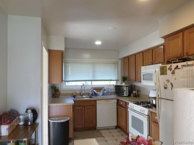 8386 N Colonial Street, Dearborn Heights, MI 48127