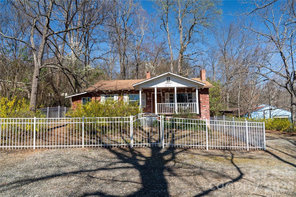 525 E Mills Street E, Columbus, NC 28722