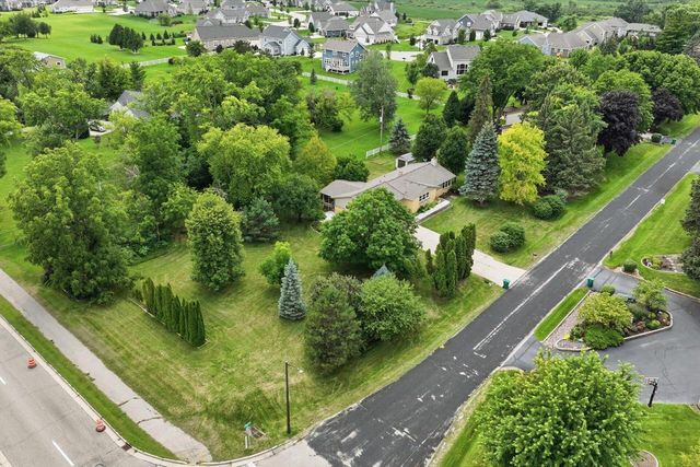 N68W15651 Chateau DRIVE, Menomonee Falls, WI 53051