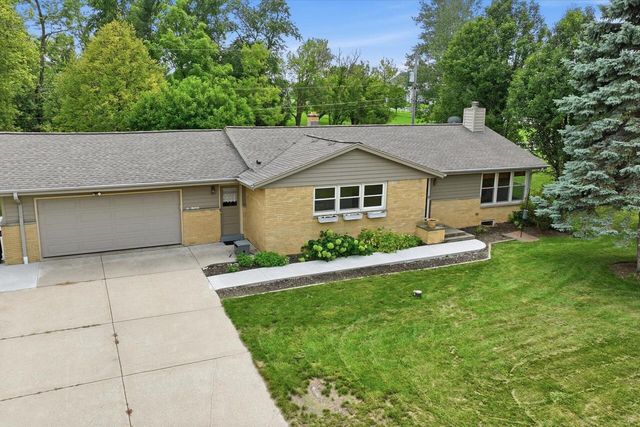N68W15651 Chateau DRIVE, Menomonee Falls, WI 53051