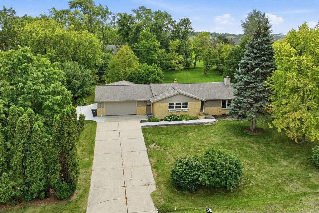 N68W15651 Chateau DRIVE, Menomonee Falls, WI 53051