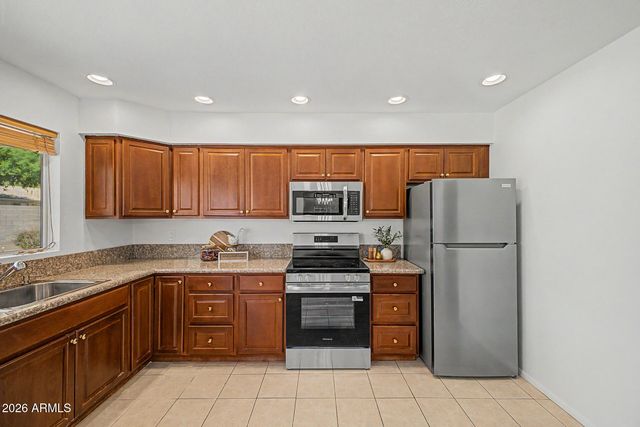 3226 W MICHELLE Drive, Phoenix, AZ 85053