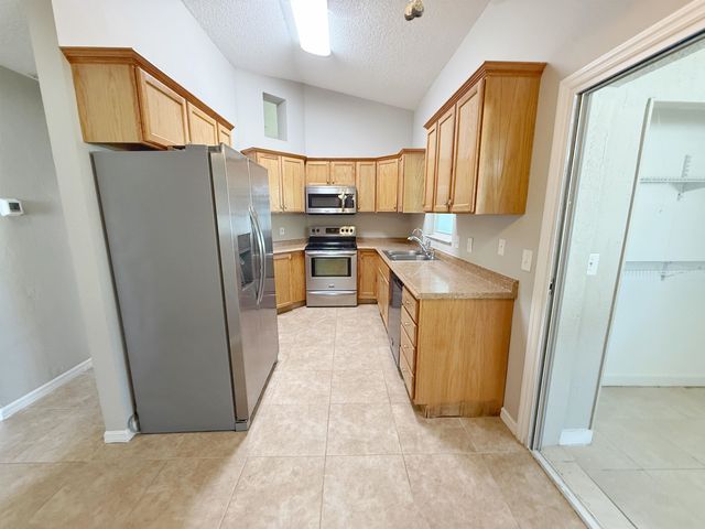 39 Fischer Ln, Palm Coast, FL 32137