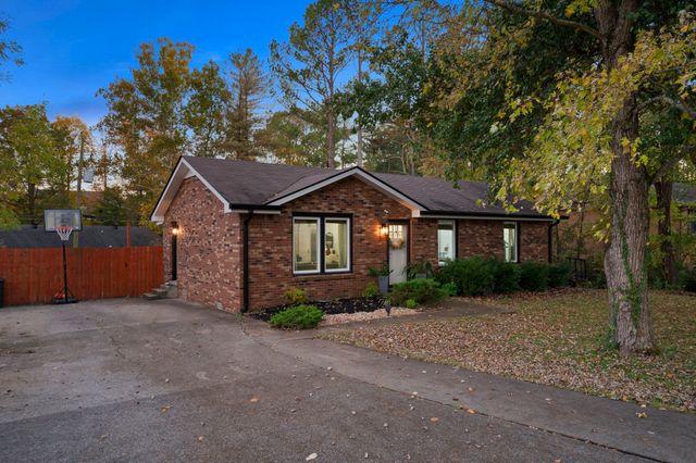 1672 Robin Pl, Clarksville, TN 37043