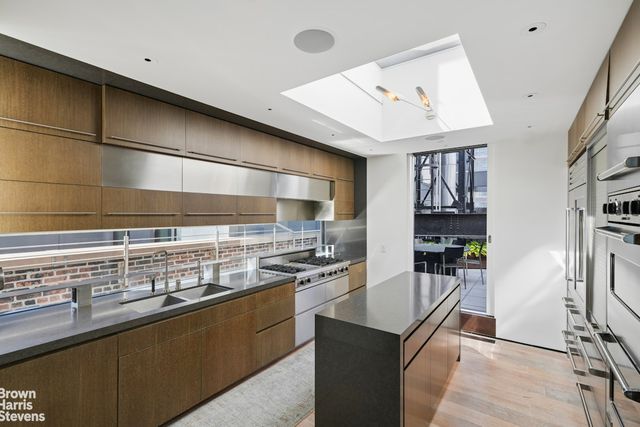 28 W 38TH Street PHW, New York City, NY 10018