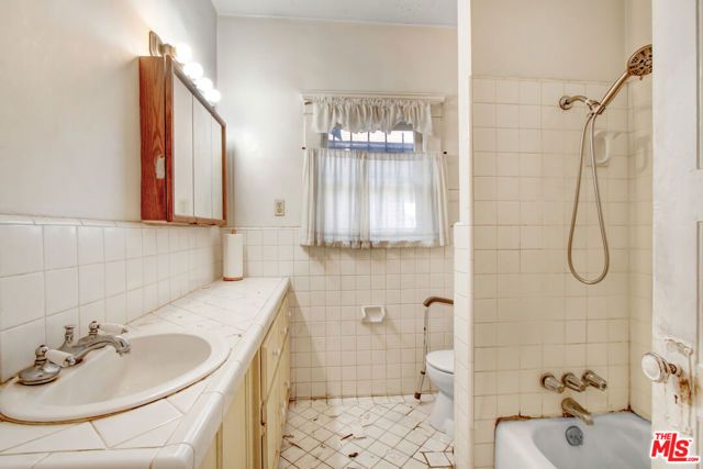227 W 52nd Street, Los Angeles, CA 90037