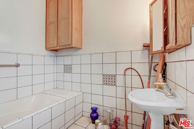 227 W 52nd Street, Los Angeles, CA 90037