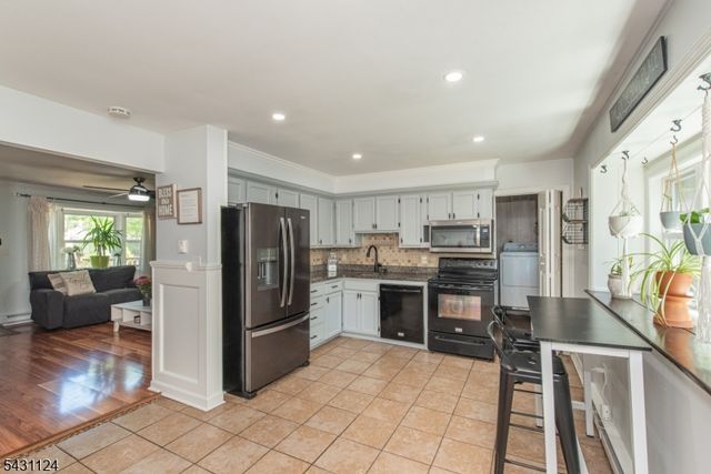 212 Durban Ave, Hopatcong Boro, NJ 07843