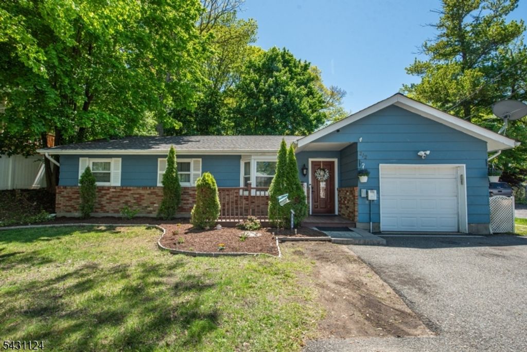 212 Durban Ave, Hopatcong Boro, NJ 07843