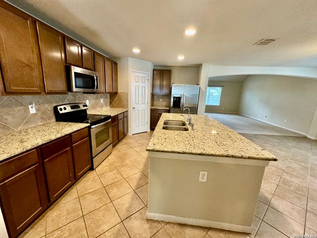 1450 Dancing Wolf, San Antonio, TX 78245