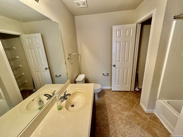 1450 Dancing Wolf, San Antonio, TX 78245