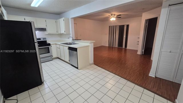 400 W Palm Cir W 305, Pembroke Pines, FL 33025