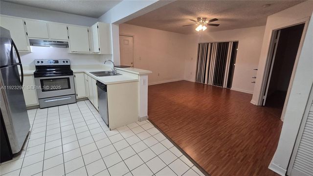 400 W Palm Cir W 305, Pembroke Pines, FL 33025