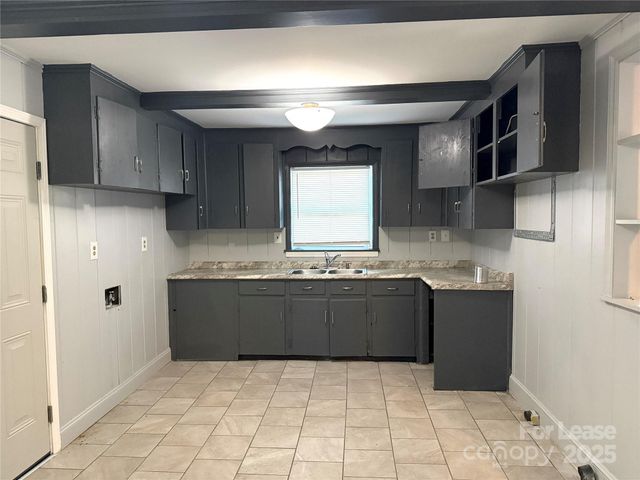 3900 Crestridge Drive, Charlotte, NC 28217