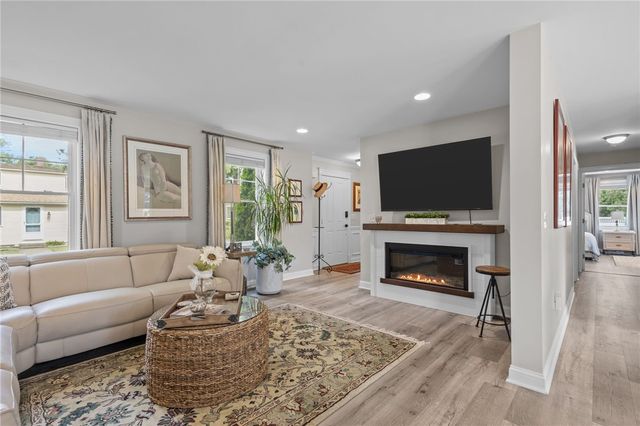 80 Preston Drive, Warwick, RI 02886