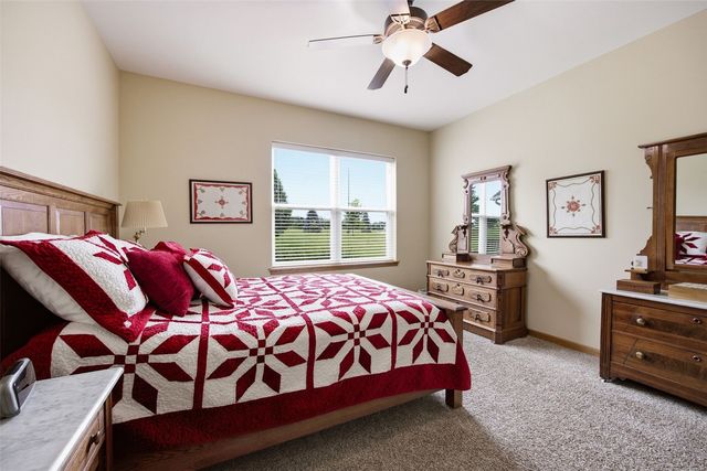 607 Stone Hedge Dr NW, Cedar Rapids, IA 52405