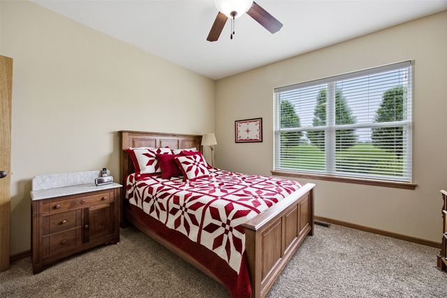 607 Stone Hedge Dr NW, Cedar Rapids, IA 52405