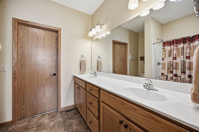 607 Stone Hedge Dr NW, Cedar Rapids, IA 52405