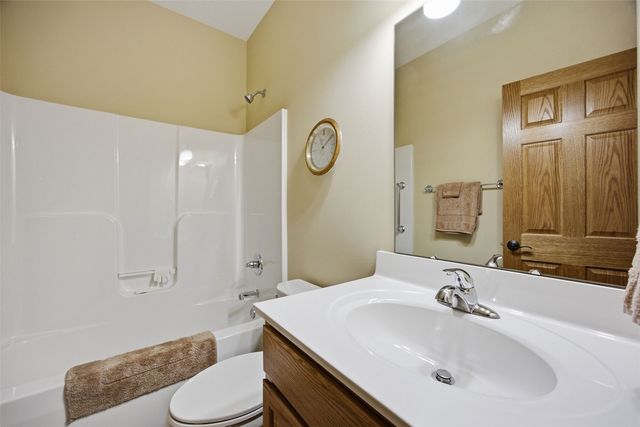 607 Stone Hedge Dr NW, Cedar Rapids, IA 52405