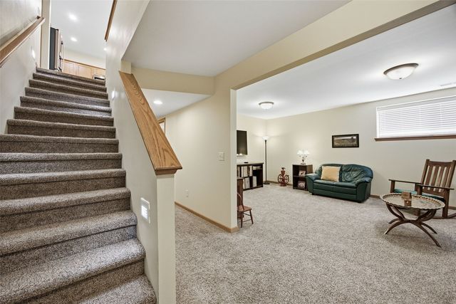 607 Stone Hedge Dr NW, Cedar Rapids, IA 52405