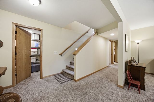 607 Stone Hedge Dr NW, Cedar Rapids, IA 52405