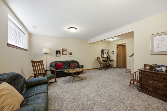 607 Stone Hedge Dr NW, Cedar Rapids, IA 52405