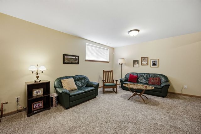 607 Stone Hedge Dr NW, Cedar Rapids, IA 52405