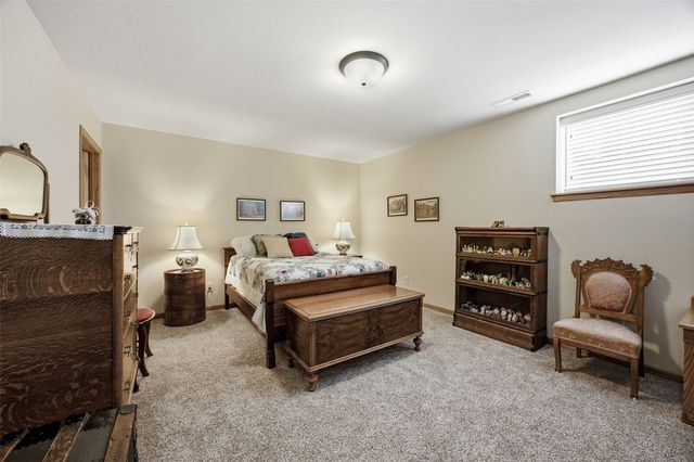 607 Stone Hedge Dr NW, Cedar Rapids, IA 52405