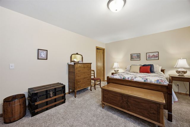 607 Stone Hedge Dr NW, Cedar Rapids, IA 52405