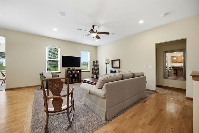 607 Stone Hedge Dr NW, Cedar Rapids, IA 52405