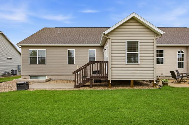 607 Stone Hedge Dr NW, Cedar Rapids, IA 52405