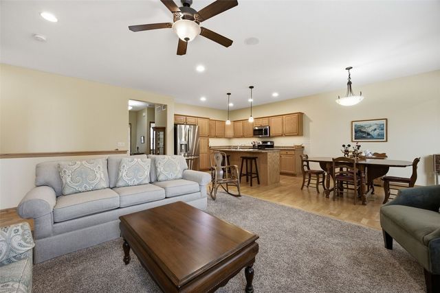 607 Stone Hedge Dr NW, Cedar Rapids, IA 52405