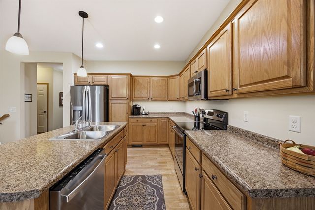 607 Stone Hedge Dr NW, Cedar Rapids, IA 52405