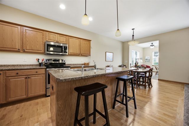 607 Stone Hedge Dr NW, Cedar Rapids, IA 52405