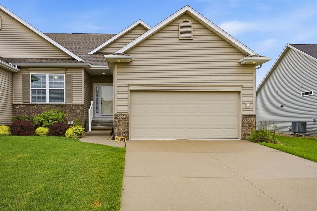607 Stone Hedge Dr NW, Cedar Rapids, IA 52405