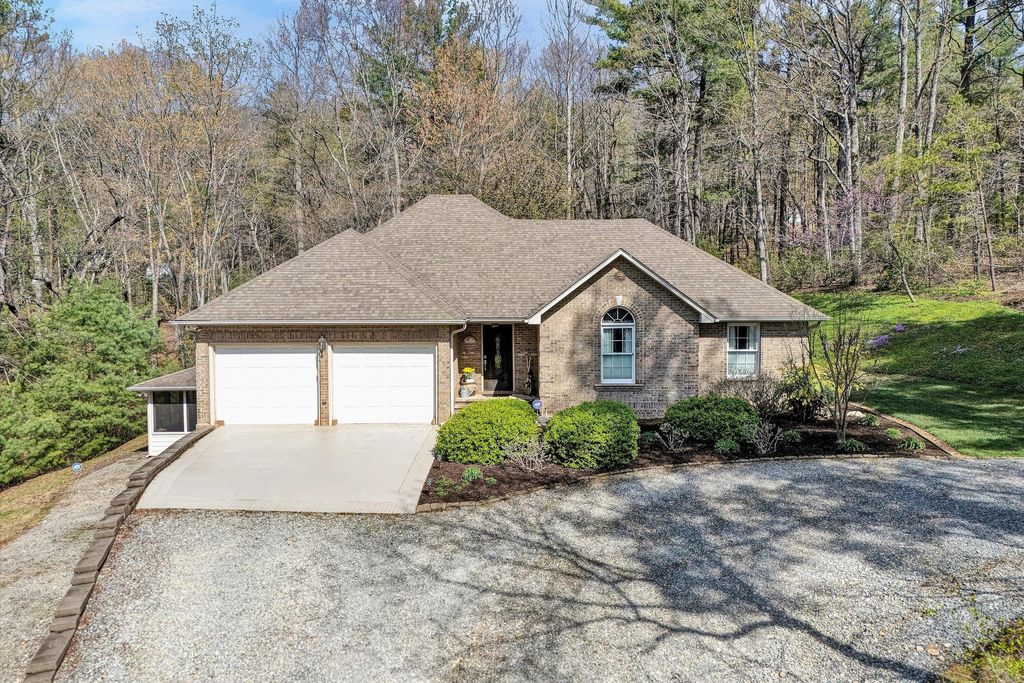499 Cahas LN, Boones Mill, VA 24065