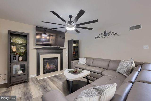 16 CEDAR CHASE DR, Mountville, PA 17554