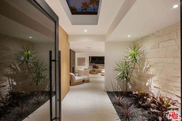 483 E Santiago Way, Palm Springs, CA 92264