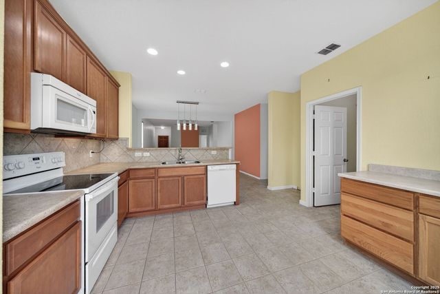 9323 Fisherman, Converse, TX 78109