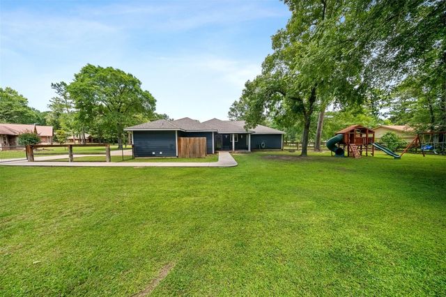 11414 Oak Springs Dr, Willis, TX 77378