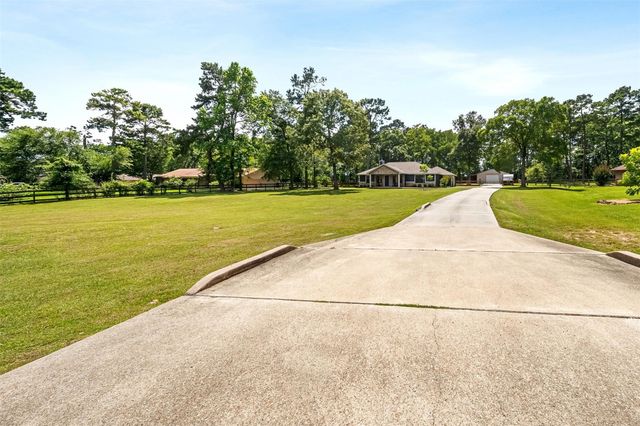 11414 Oak Springs Dr, Willis, TX 77378