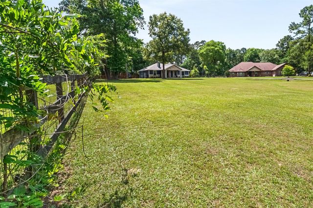 11414 Oak Springs Dr, Willis, TX 77378