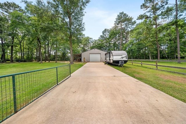 11414 Oak Springs Dr, Willis, TX 77378