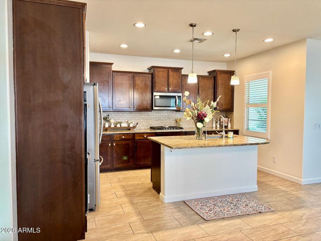 Image 10 of property listing at 4110 S GREYTHORNE Way, Chandler, AZ 85248