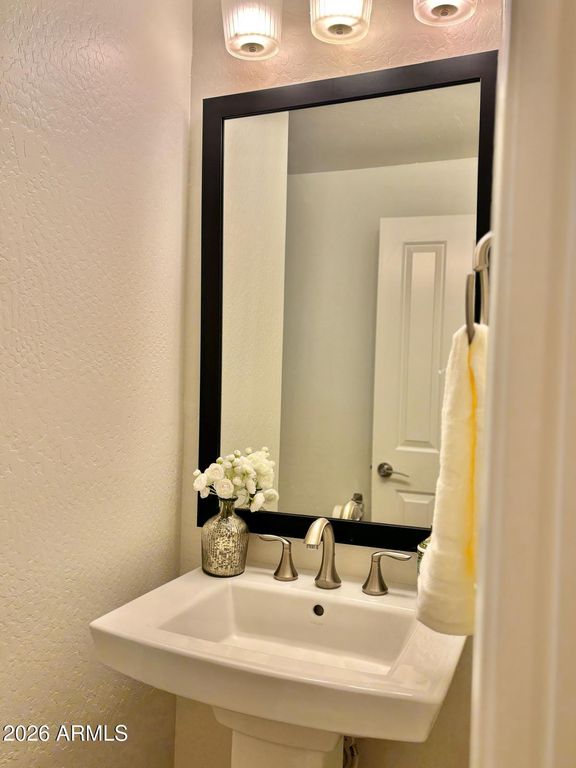 Image 13 of property listing at 4110 S GREYTHORNE Way, Chandler, AZ 85248