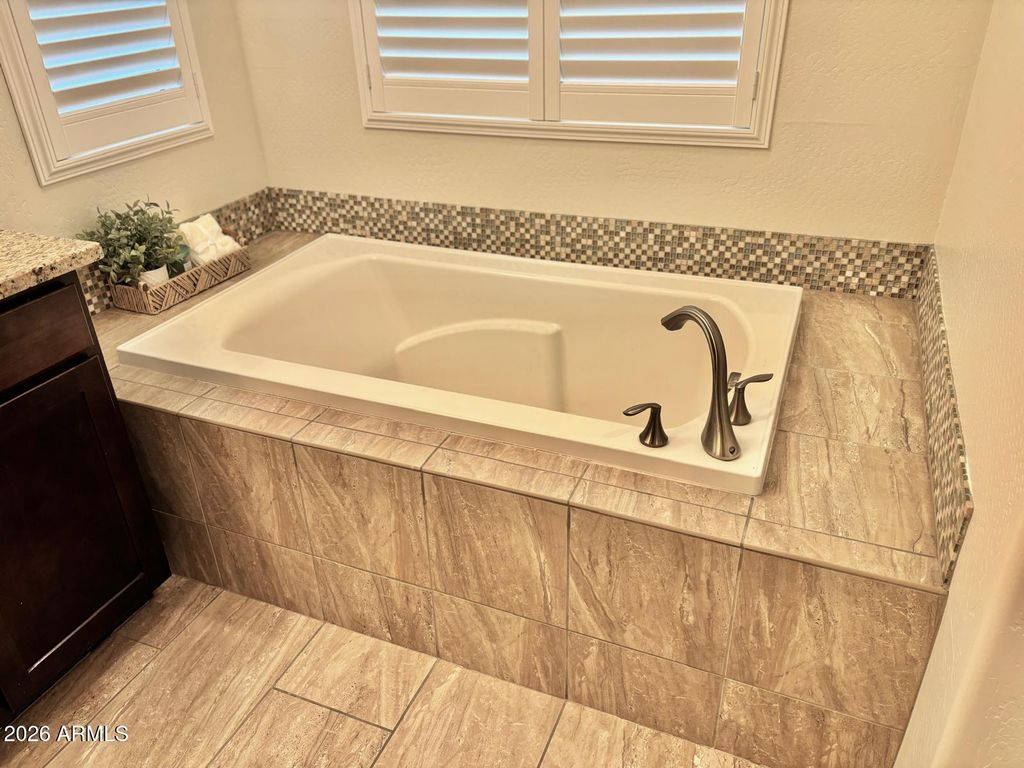 Image 27 of property listing at 4110 S GREYTHORNE Way, Chandler, AZ 85248