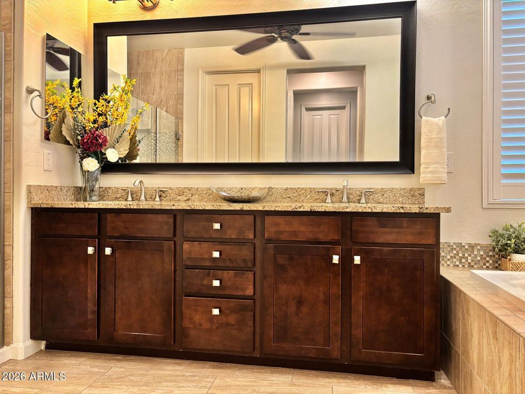 Image 28 of property listing at 4110 S GREYTHORNE Way, Chandler, AZ 85248