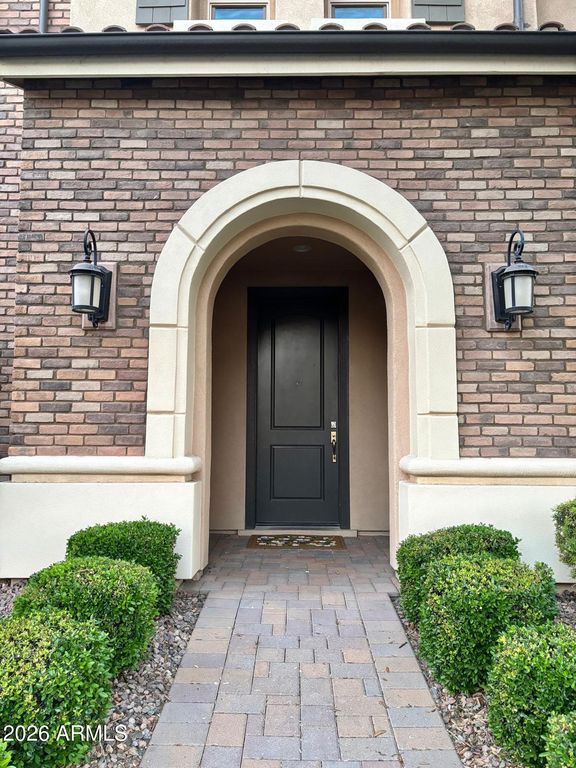 Image 4 of property listing at 4110 S GREYTHORNE Way, Chandler, AZ 85248