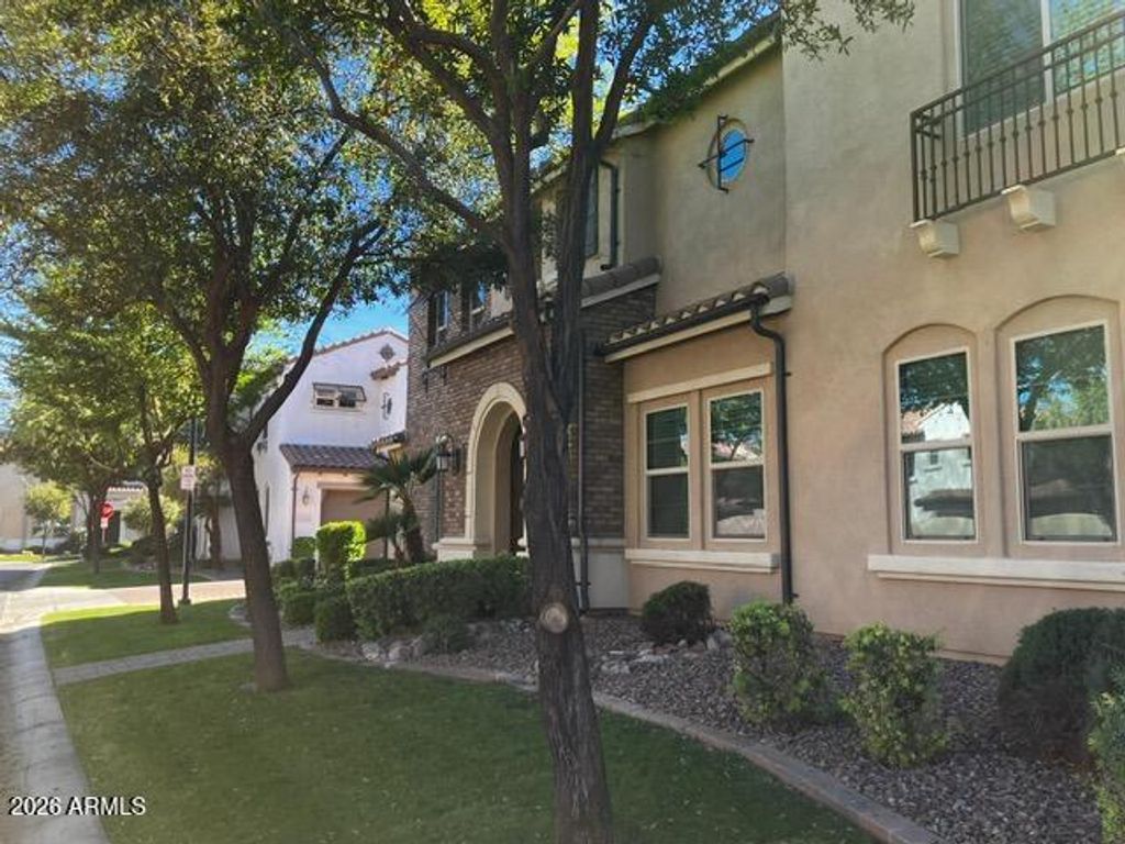 Image 6 of property listing at 4110 S GREYTHORNE Way, Chandler, AZ 85248